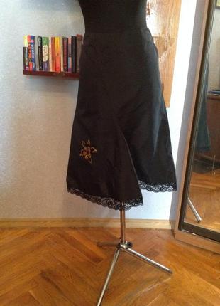 Прекрасная юбка из плащевки с вышивкой и кружевом, р. 48-50