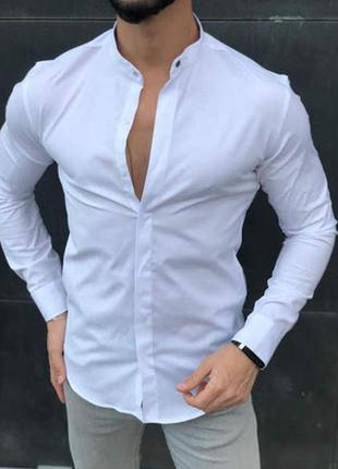 Модная белая рубашка