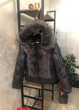 Коротка зимова куртка з хутром чорнобурки