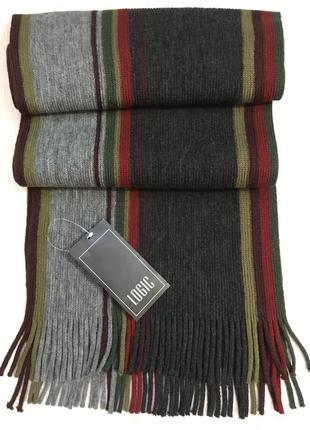 Очень красивый и стильный брендовый вязаный шарф в полоску.