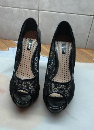 Стильные женские лаковые туфли лабутены с кружевом next