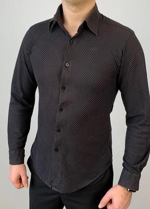 Мужская черная рубашка с воротником приталенная