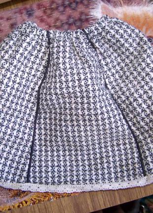 Плотная черно-белая с фатиновым подъюбником юбка-колокольчик