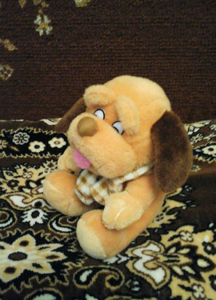 Мягкая игрушка собачка с шарфом с языком
