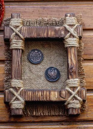 Шикарная деревянная рамка с монетами