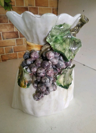 Винтажная ваза в форме мешочка с гроздьей виноградом