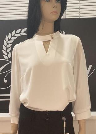 Стильная белоснежная блуза на стоечке