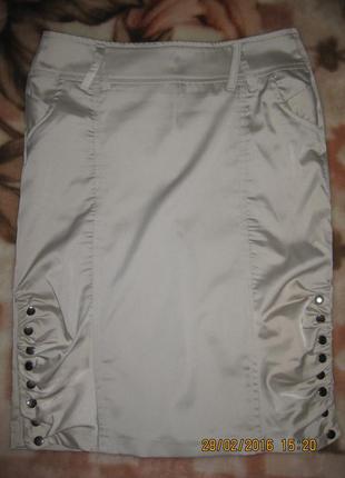 Классснючая  атласная юбка на кнопках 42-44разм.