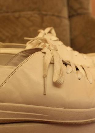 Шкіряні білі туфлі-кросівки fitflop