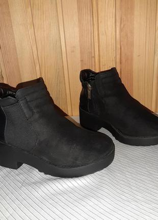 Чёрные деми ботиночки на среднем каблуке с резинками вставками...
