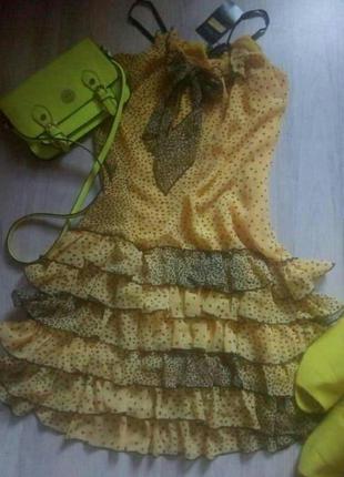 Шифоновое яркое платье с рюшем