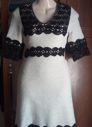 Вязаное белое платье с отделкой ручной работы