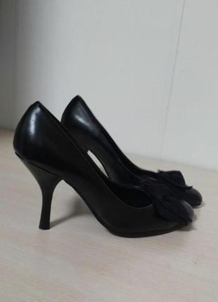 Чорні класичні туфлі з бантами