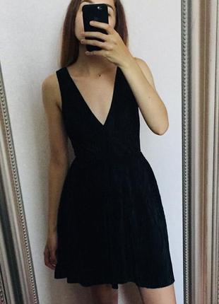 Плиссированное чёрное мини платье открыта спина v вырез