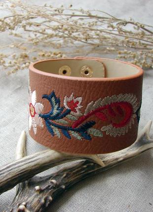 Стильный широкий браслет с вышивкой с цветами цвет коричневый