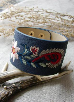 Стильный широкий браслет с вышивкой с цветами цвет синий