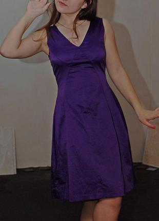 Короткое фиолетовое  расклешенное платье