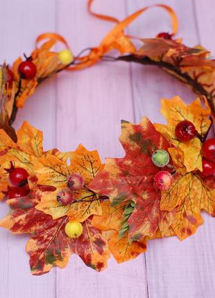 Осенний венок веночек из листьев, хмеля и шиповника