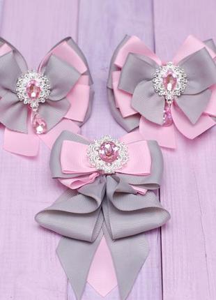 Школьный комплект серо-розовый: галстук и банты