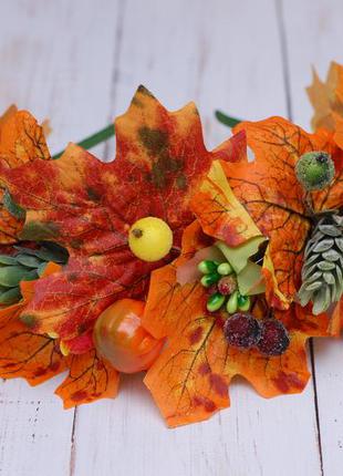 Яскравий осінній обруч обідок з листям і гарбузами