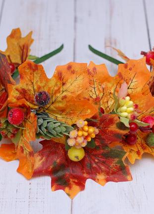 Яркий осенний обруч с листьями, ягодами и хмелем