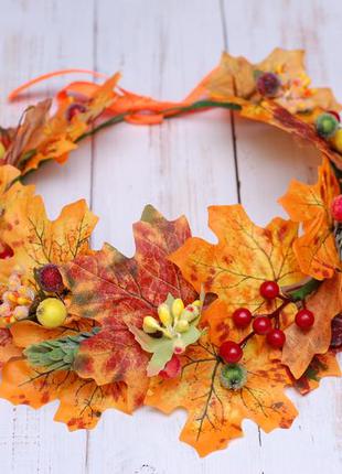Яскравий осінній віночок з листям, ягодами і хмелем