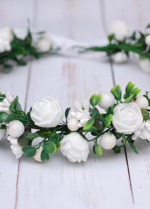 Белый венок веночек с цветами и зеленью