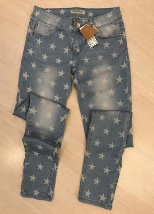 Очень красивые и стильные брендовые джинсы в звёздах.