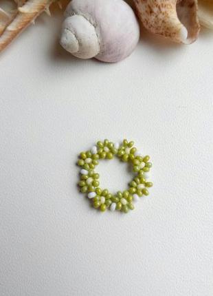 Кольцо колечко из бисера каблучка ромашки цветочки нежный зеле...