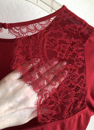 Блузка красная с ажурной спиной