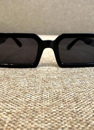 Новые солнцезащитные очки в чёрном цвете.