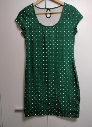 Платье зелёное в горошек по фигуре яркое красивое натур ткань