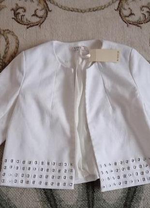 Белый жакет пиджак с железными вставками nikkie