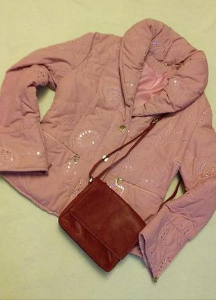Модная куртка в розовом цвете, вышитая с паетками нежного цвета