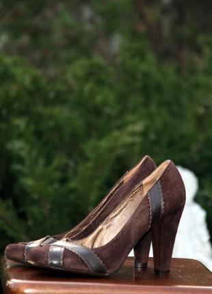 Замшевые коричневые туфли на стойком каблуке