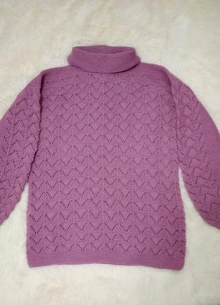 Женский вязаный свитер.