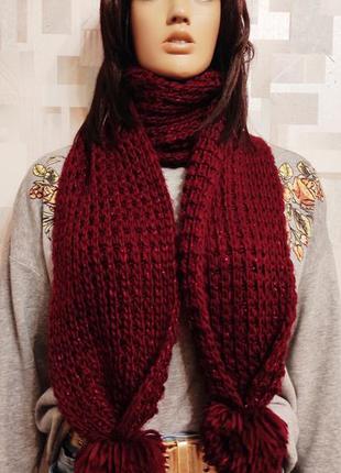 Теплый вязаный шарф с помпонами марсалового цвета