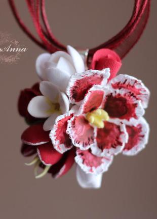 Кулон ручної роботи з квітами "бордова фіалка з фрезиями"