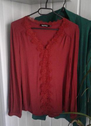 Элегантная дизайнерская блуза цвета марсала с плетеным кружево...