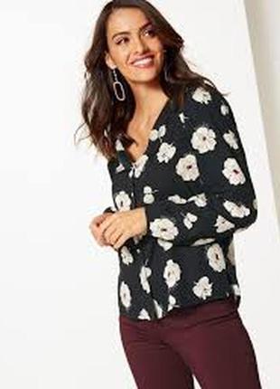 Женская блуза с крупным цветочным принтом