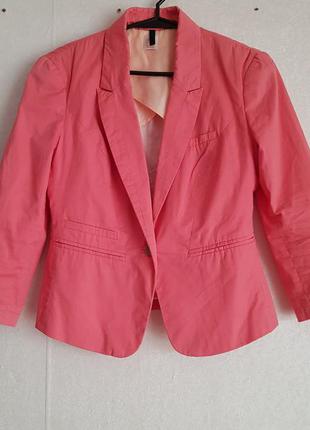 Пиджак с рукавом три четверти, нежно кораллового цвета.