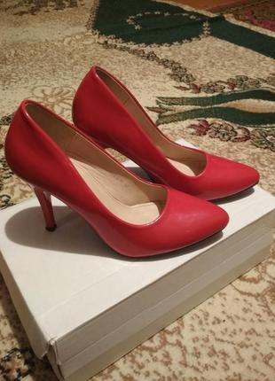 Туфлі червоні лаковані