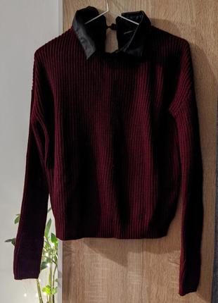 Стильный свитер с кожаным воротником