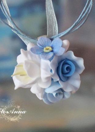 Голубой кулон с цветами из полимерной глины "нежный бриз"