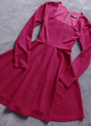 Сукня з довгим рукавом кольору бордо