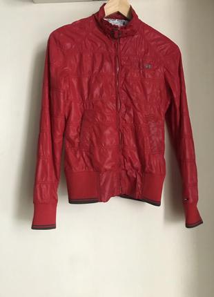 Красивая и красная куртка