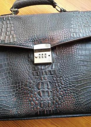 Шикарний портфель зі шкіри крокодила з кодовим замком. вінтаж.