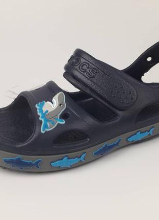 Сандалии crocs fl shark band sandal .