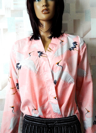 Стильная зефирная блуза с журавлями  на запах