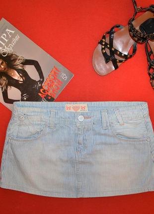 Летняя джинсовая юбка с эффектом потертости в идеальном состоя...